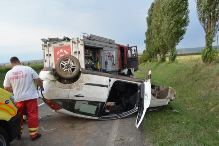 Nem az útviszonyoknak megfelelően közlekedett, ketten megsérültek