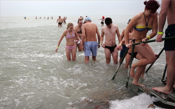 Csaknem kétszázan fürödtek az év első napján a jeges Balatonban Szigligetnél