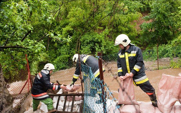 Megérkeztek a tűzoltók