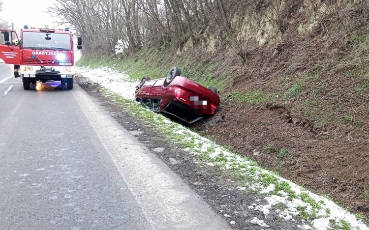  Félpályás útlezárás a 61-es főúton