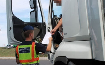 Tehergépkocsikat és buszokat ellenőriztek a rendőrök