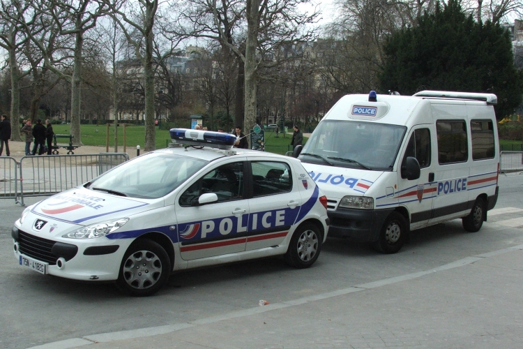 A francia rendőrség a lakosság segítségét kéri a szíriai útlevéllel utazó merénylő azonosításához