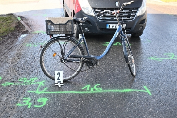 Fellökte egy autós a szabálytalan kerékpárost Tamásiban