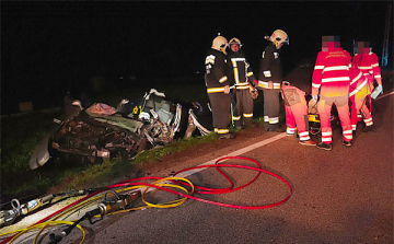 Tamásiban autó csapódott egy villanyoszlopnak, Nagykónyiban traktor gyulladt ki