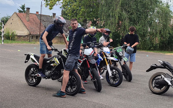 15 fiatal motoros vett részt a Cross Moped Suli képzésen Tamásiban