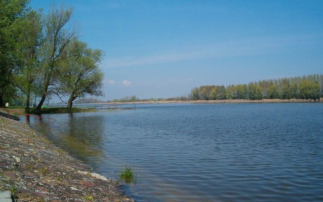 Fürdésre alkalmasak a megye természetes vizei