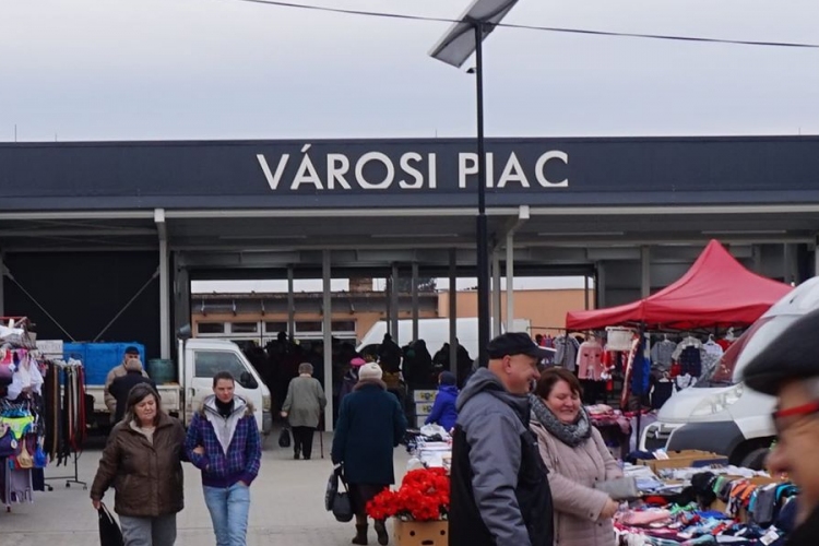 Rend volt a tamási piacon 