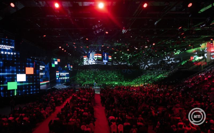 Harcba hívta legfőbb híveit Orbán Viktor