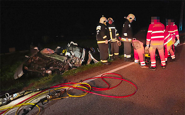 Tamásiban autó csapódott egy villanyoszlopnak, Nagykónyiban traktor gyulladt ki