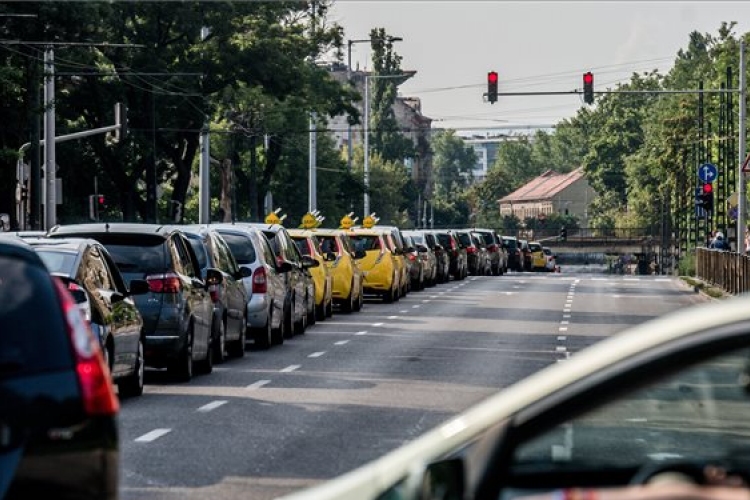 Vasárnap déltől felfüggeszti a szolgáltatást az Uber Magyarországon