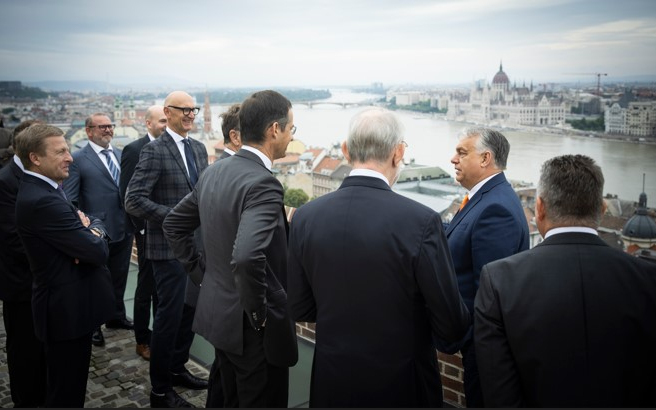 Orbán Viktor a legnagyobb európai iparvállalatok vezetőivel tárgyalt