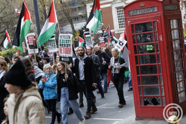 Több mint százezren tüntettek Londonban a palesztinok mellett