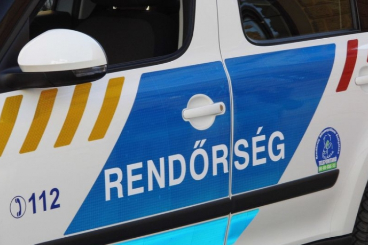 A teherautó nyitott fülkéjéből lopott