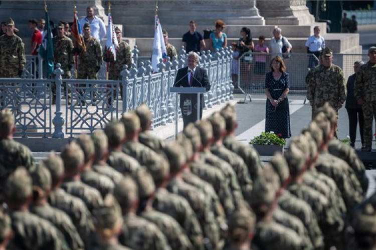 Honvéd altiszteket avattak a Hősök terén