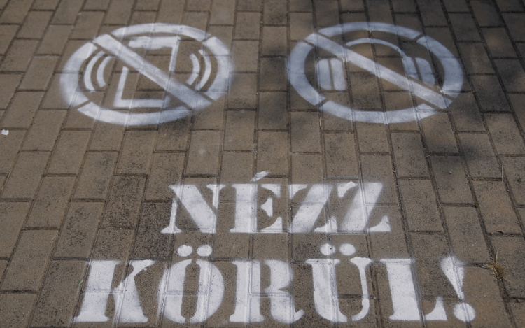 MÁV: figyelmeztető piktogramokat festettek a balatoni vasúti átjárókba