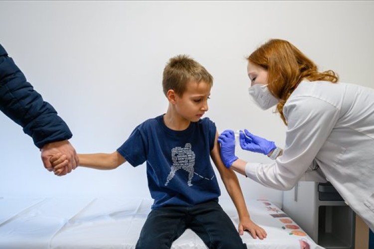 Olaszországban is elkezdődött a gyermekek oltása