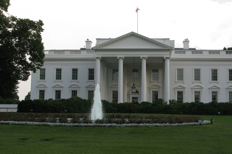 Washington újabb vállalatokat sújtott szankcióval, mert Iránt segítik