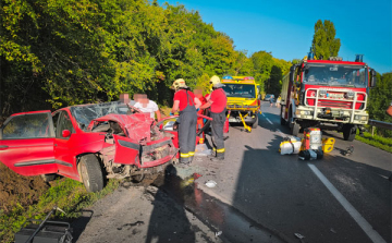 Szakály közelében autó és busz karambolozott