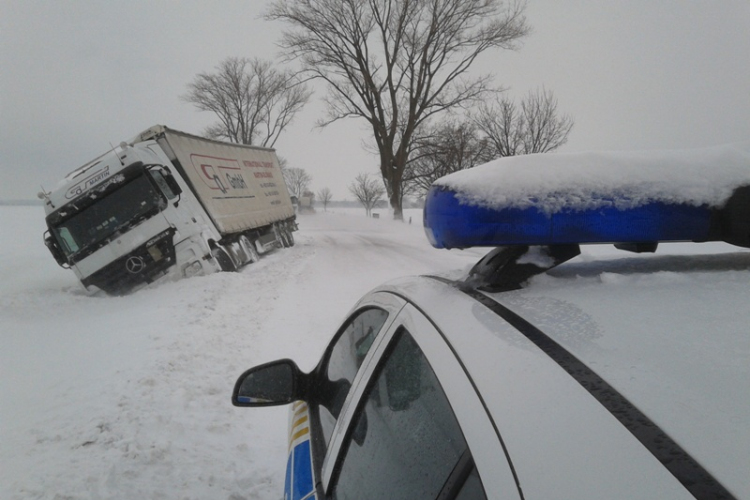 Árokba csúszott járművek Iregszemcse és Tamási között	
