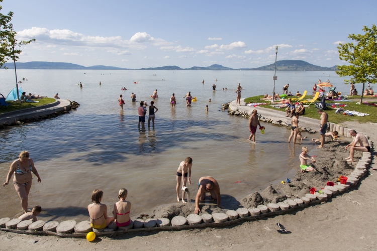 Nyitnak a megújult balatoni fizetős strandok