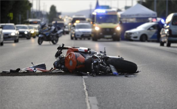 Motoros és teherautó ütközött össze Budapesten, egy ember meghalt