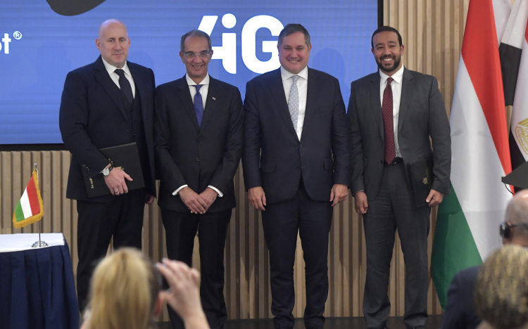Szijjártó Péter: magyar vállalat építi az Egyiptomot Európával összekötő optikai kábelt