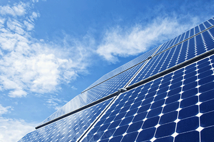 Napelemek lepik el a művelődési központ tetejét