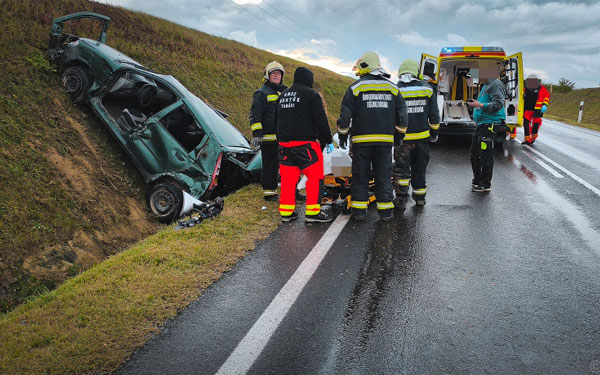 Két személyautó ütközött a 61-esen Párinál