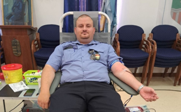 Véradás Tamásiban, karjukat nyújtották a rendőrségi dolgozók