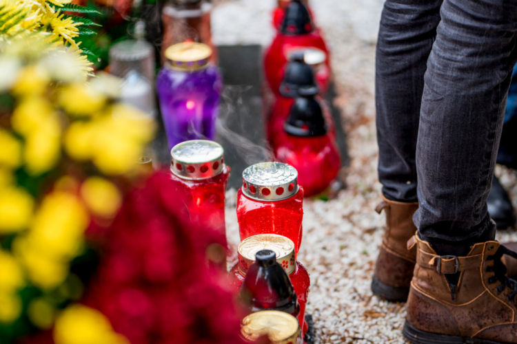 A koszorúkat, virágot és mécseseket árusítókat ellenőrzik Tolna megyében 