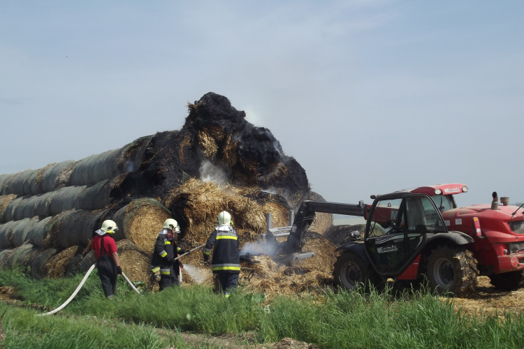 Kigyulladt szalmabálákhoz vonultak a tűzoltók