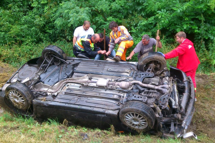 Rendőr húzta ki az utasokat az autóból