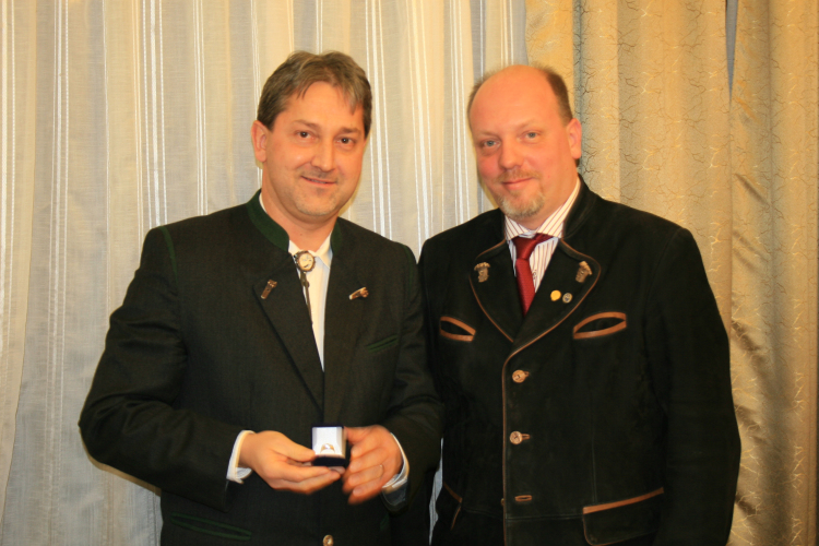 Antli Istváné a Gyulaj Zrt-ért aranygyűrű 