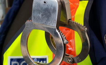 Őrizetbe vettek két kiskunhalasi orvost, akik nemátalakító műtéteket végeztek magán úton a kórházban