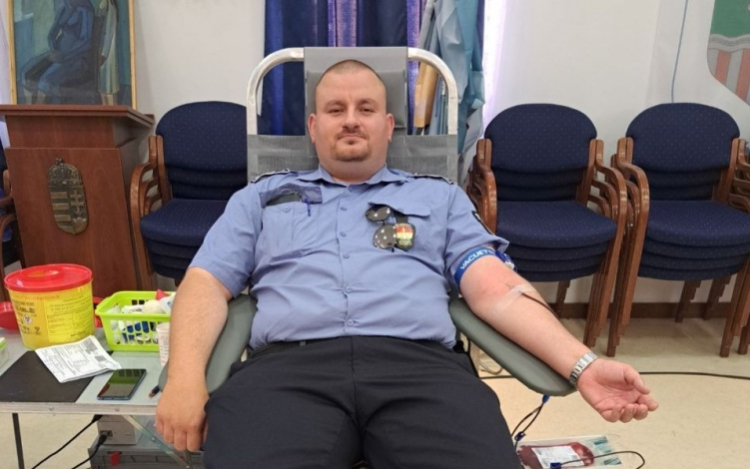 Véradás Tamásiban, karjukat nyújtották a rendőrségi dolgozók