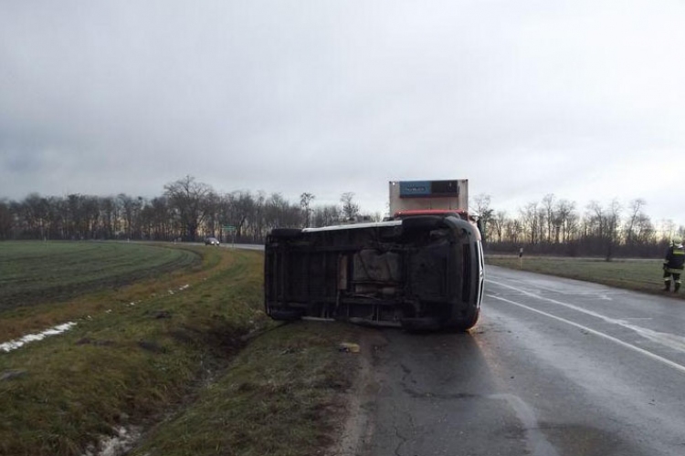 Felborult egy kisteherautó tegnap a 65-ösön