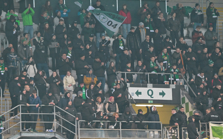 Egy szék háttámlával ütötte a biztonsági őrt a győri stadionban